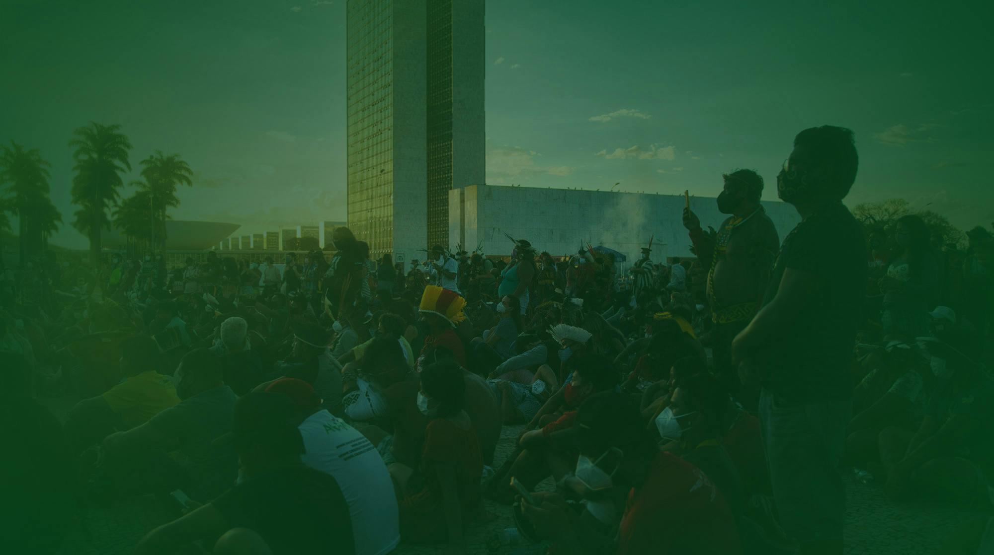 Grande grupo de Indígenas protestando em Brasilía